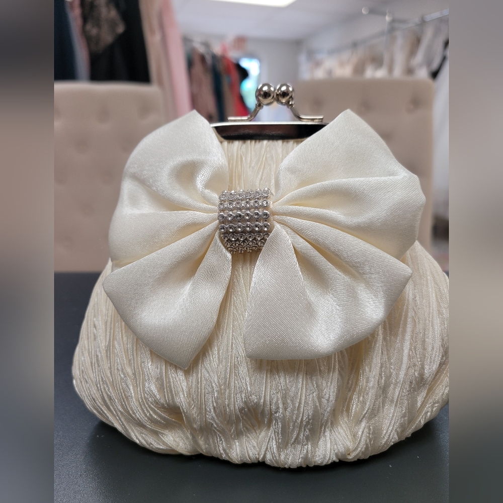 PURSE small ivory purse w bow